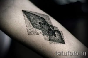 Фото тату на предплечье: абстрактная композиция из геометрических фигур, выполненная техникой дотворк, с использованием черных точек.