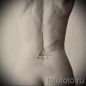 Фото тату на спине: минималистичный рисунок лодки, выполненный тонкими черными линиями, символизирующий путешествие и свободу.