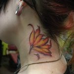 lily tatouage sur son cou - exemple photo du tatouage 13072016 3