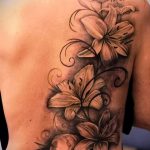 lily tatouage sur son dos - par exemple Photo du tatouage 13072016 3