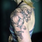 lily tatouage sur son épaule - exemple photo du tatouage 13072016 1