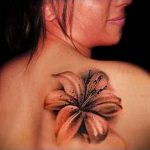 lily tatouage sur son épaule - exemple photo du tatouage 13072016 2