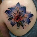 lily tatouage sur son épaule - exemple photo du tatouage 13072016 3