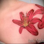 lily tattoo on her shoulder - Photo example of the tattoo 13072016 1