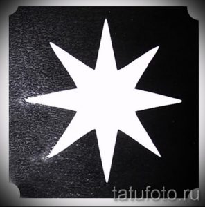 Черно-белое фото тату с изображением восьмиконечной звезды. Геометрический рисунок, символизирующий гармонию, равновесие и духовное просветление.