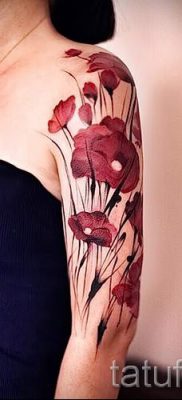 poppy tattoo on his arm — photos for an article about the importance of tattoos 2