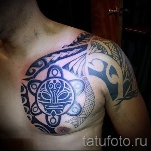 Фото тату на плече и груди в стиле полинезийской графики. Черные узоры, геометрические формы, изображение черепахи.