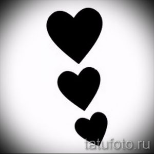 Черно-белое фото тату с изображением трех сердец разного размера, расположенных вертикально. Символ любви, семьи и дружбы.