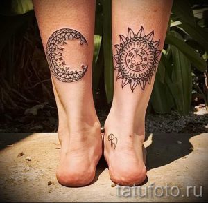 Фото парных татуировок солнца и луны на лодыжках. Черно-белые рисунки татуировок с геометрическими узорами и детальной проработкой.