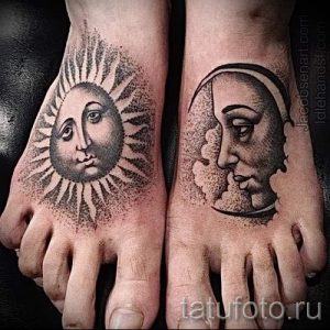 Фото татуировки на стопах: изображение лица солнца на одной стопе и лица луны на другой, выполненное в технике дотворк.