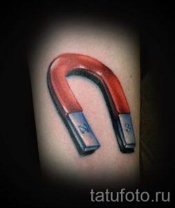 Фото реалистичной татуировки подковы на руке. Детальная проработка, объемный эффект, реалистичные тени.