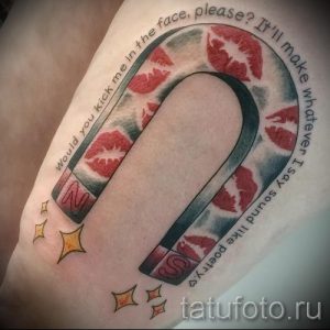 Фото тату магнита, притягивающего отпечатки губ. Оригинальный дизайн, яркие цвета, символическое значение.