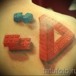 Фото тату на плече: реалистичное изображение кубиков LEGO, создающих эффект 3D. Оригинальный и забавный эскиз татуировки.