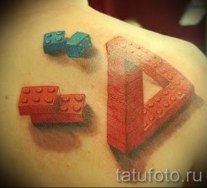 Фото тату на плече: реалистичное изображение кубиков LEGO, создающих эффект 3D. Оригинальный и забавный эскиз татуировки.