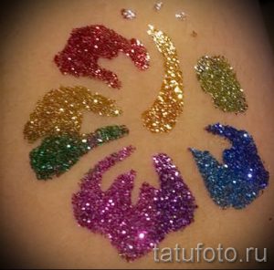 Фото тату хной: изображение семи ладоней разных цветов, расположенных в форме круга. Яркий и оригинальный дизайн.