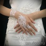 Фото тату хной на руке: кружевной узор, украшающий кисть и предплечье, выполненный в белом цвете. Идеально для свадебного образа.