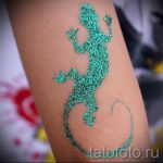 Фото тату ящерицы с блестками на руке. Оригинальный и яркий рисунок татуировки в бирюзовых тонах.