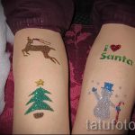 Фото новогодних тату с блестками: олень, елка и надпись 'I love Santa' на ногах. Яркие и праздничные рисунки для детей.