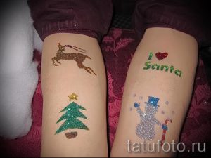 Фото новогодних тату с блестками: олень, елка и надпись 'I love Santa' на ногах. Яркие и праздничные рисунки для детей.