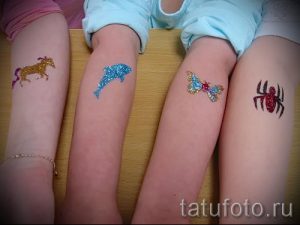 Фото детских тату с блестками: единорог, дельфин, бабочка и паук на ногах. Яркие и красочные рисунки для маленьких девочек.