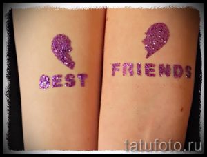 Фото тату с изображением двух половинок сердца и надписей "BEST" и "FRIENDS", выполненных розовыми блестками на коже. Символ нерушимой дружбы и поддержки.