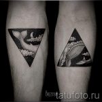 Фото парных тату на предплечьях: два треугольника с изображением китов, облаков и луны. Стильный и символичный эскиз татуировки для двоих.