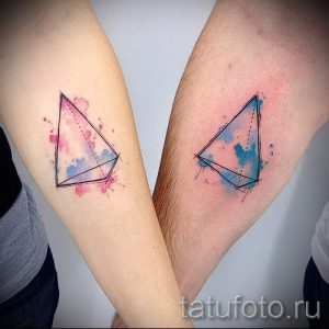 Фото тату: Два акварельных треугольника на предплечьях пары. Нежные цвета и размытые линии создают романтическую атмосферу.