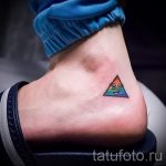 Фото тату на лодыжке: маленький, красочный треугольник с нарисованными глазками. Забавный и оригинальный эскиз татуировки.