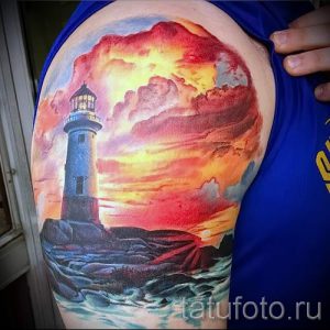 Фото тату на плече: маяк, бушующее море, драматичный закат. Яркие цвета, реалистичная проработка, морская тематика. Идеи для тату.