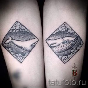 Фото парных тату китов, выполненных в технике дотворк. Два одинаковых рисунка татуировки с китами в ромбах, окруженных волнами, на предплечьях.