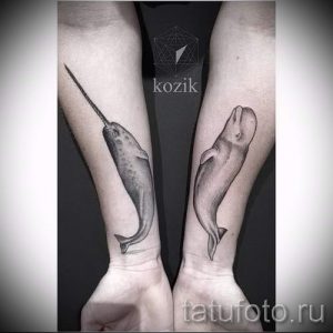 Фото татуировок нарвала на запястьях. Два отдельных рисунка, изображающих нарвалов с длинными бивнями.