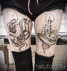 Фото тату: детализированный рисунок осьминога и маяка на бедрах. Черно-белая татуировка в стиле графика, с высокой детализацией.