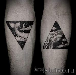 Фото тату: Две татуировки на предплечьях, изображающие китов в треугольниках. Черно-белый рисунок с детальной проработкой.
