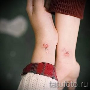 Фото двух минималистичных тату мака на лодыжках. Тонкие линии, нежные красные оттенки, изящный дизайн.