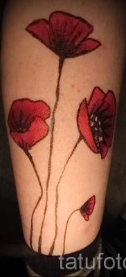тату мак на ноге — фото для статьи про значение татуировки 1