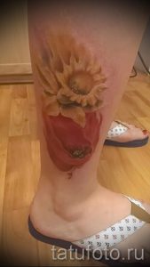 Фото тату мака и подсолнуха на лодыжке. Красный мак и желтый подсолнух создают яркий и контрастный рисунок.