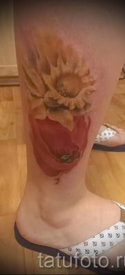 тату мак на ноге — фото для статьи про значение татуировки 3