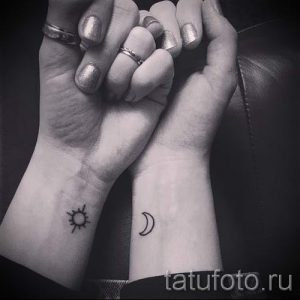 Фото тату: Маленькие татуировки солнца и луны на запястьях двух людей. Символ любви и гармонии.