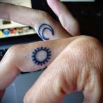тату солнце на пальце - фото классной готовой татуировки от 14072016 1