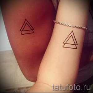 Фото парных татуировок в виде треугольников, выполненных на руках двух людей. Нежные и стильные рисунки татуировки, символизирующие связь и единство.
