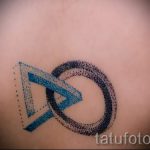 Фото тату: Татуировка в технике pointillism с изображением треугольника и круга. Оригинальный рисунок татуировки, выполненный точками.