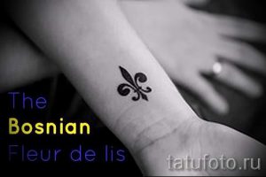 Черно-белое фото тату Fleur-de-lis на запястье. Маленький, но выразительный рисунок татуировки, выполненный четкими линиями.