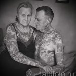 Фото пожилой пары, обнимающейся, с обширными татуировками, покрывающими большую часть их тел.