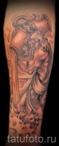 Aquarius tatouage sur son avant-bras - photo - un exemple du tatouage fini 01082016 1015 tatufoto.ru