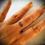 Aquarius tatouage sur son bras - photo - un exemple du tatouage fini 01082016 2018 tatufoto.ru