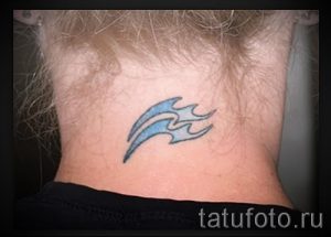 Aquarius tatouage sur son cou - une photo - un exemple du tatouage fini 01082016 1019 tatufoto.ru