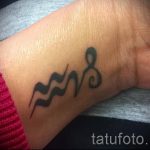 Aquarius tatouage sur son poignet - une photo - un exemple du tatouage fini 01082016 1020 tatufoto.ru