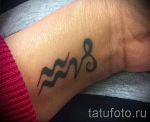 Aquarius tatouage sur son poignet - une photo - un exemple du tatouage fini 01082016 1020 tatufoto.ru