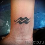 Aquarius tattoo on her wrist - a photo - an example of the finished tattoo 01082016 2025 tatufoto.ru