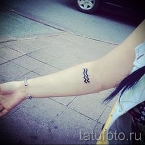 Aquarius tattoo on his forearm - photo - an example of the finished tattoo 01082016 1028 tatufoto.ru